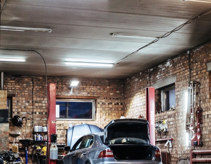 LED armatur i garage med en bil